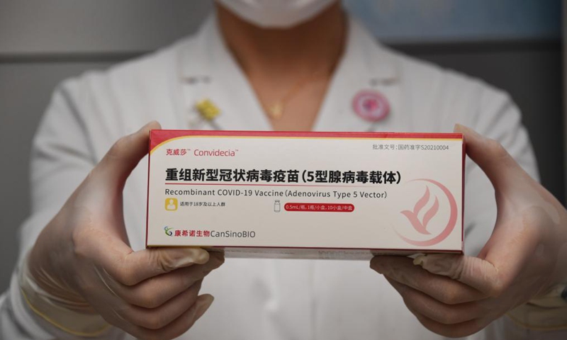 A medical worker shows the recombinant COVID-19 vaccine (adenovirus type 5 vector) which requires only one shot at a temporary vaccination cite in Haidian District of Beijing, capital of China, May 20, 2021.Photo:Xinhua