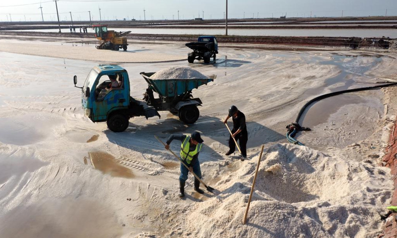 Workers harvest salt in a salt field at Binhai Township, Zhanhua District, Binzhou City of east China's Shandong Province, on May 18, 2021. Workers have started harvesting spring salt from the 600,000-mu (40,000 hectares) of salt fields at Binhai Township. The total output is expected to hit 500,000 tons when the harvest work concludes by the end of June.Photo:Xinhua