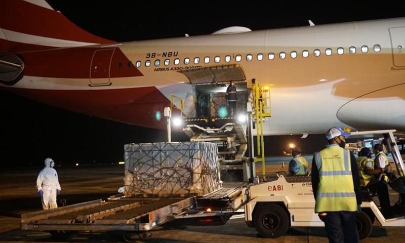 Workers unload Chinese vaccines from a plane at Sir Seewoosagur Ramgoolam international airport in Mauritius, May 20, 2021. A new batch of China's Sinopharm COVID-19 vaccines arrived in Mauritius on Thursday evening to help the island country fight the pandemic.Photo:Xinhua