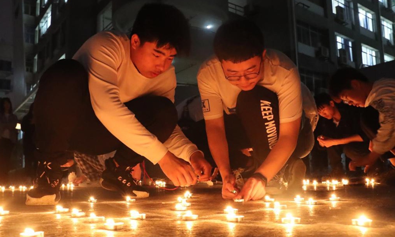 Students light candles to mourn the passing away of Yuan Longping at University of South China in Hengyang, central China's Hunan Province, May 22, 2021. Chinese scientist Yuan Longping, renowned for developing the first hybrid rice strain that relieved countless people of hunger, died of organ failure at 91 on Saturday.Photo:Xinhua