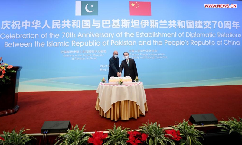 Chinese Vice President Wang Qishan attends a reception marking the 70th anniversary of the establishment of diplomatic ties between China and Pakistan and meets with Pakistani Ambassador to China Moin ul Haque in Beijing, capital of China, May 21, 2021. Photo:Xinhua