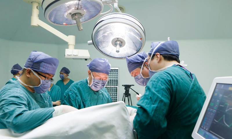 File photo shows Wu Mengchao, then 97, conducting a surgery on March 15, 2019. China's top hepatobiliary surgeon Wu Mengchao, known as the father of Chinese hepatobiliary surgery, passed away at 99 on Saturday.Photo:Xinhua