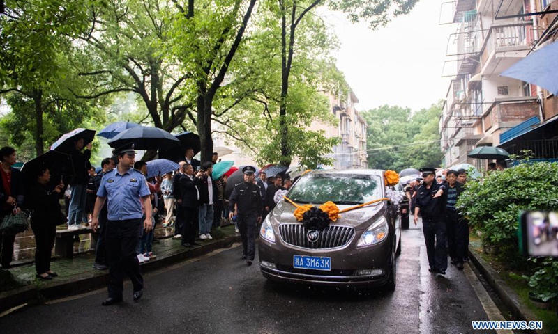 People come to bid farewell to Yuan Longping at Hunan Hybrid Rice Research Center in Changsha, central China's Hunan Province, May 22, 2021. The hearse carrying Yuan Longping's body left the Xiangya Hospital of Central South University for funeral parlor in Changsha on Saturday. Halfway through, the hearse made a detour at the Hunan Hybrid Rice Research Center where Yuan lived and worked for a long time.(Photo: Xinhua)