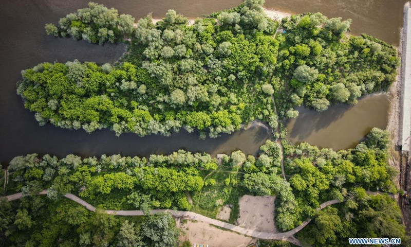 Aerial photo taken on May 21, 2021 shows a view of the Vistula river in Warsaw, Poland. The Middle Vistula Valley is included in the EU's Natura 2000 network of protected areas with unique habitats for endangered species of flora and fauna. (Photo: Xinhua)