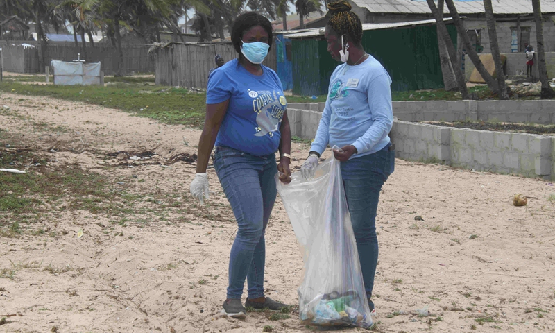 Oyeronke Adegbile (R) cleans the beach in Lagos, Nigeria, April 27, 2021.(Photo: Xinhua)