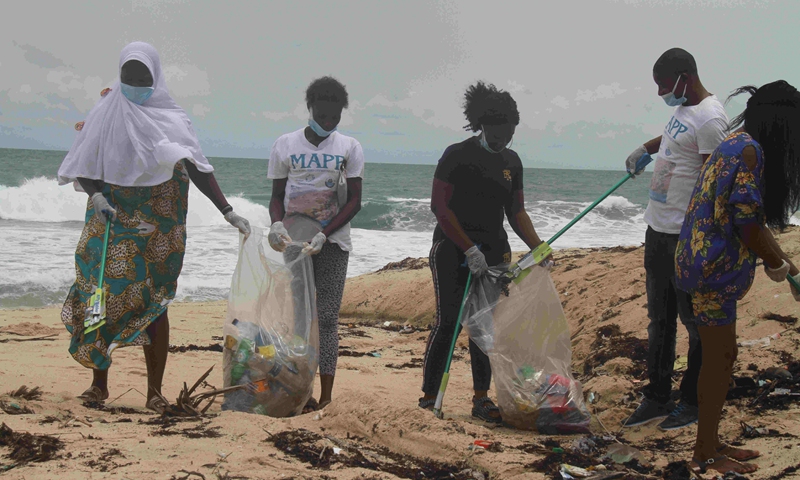 Volunteers clean the beach in Lagos, Nigeria, April 27, 2021.(Photo: Xinhua)