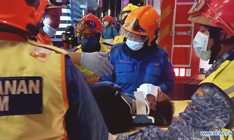 Rescuers transfer a passenger injured in a metro train collision in Kuala Lumpur, Malaysia, on May 24, 2021. Over 200 people were injured, including 47 suffering serious injuries, as two metro light rail trains collided in a tunnel in Kuala Lumpur on Monday, media reports said.(Photo: Xinhua)