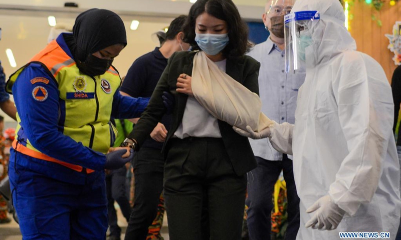 Rescuers help a passenger injured in a metro train collision in Kuala Lumpur, Malaysia, on May 24, 2021. Over 200 people were injured, including 47 suffering serious injuries, as two metro light rail trains collided in a tunnel in Kuala Lumpur on Monday, media reports said(Photo: Xinhua)