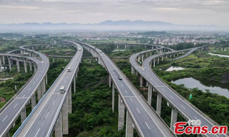 2021 年 5 月 26 日拍摄的航拍照片显示了中国东部浙江省的朱永高速怀鲁枢纽。 全长8947米，总投资4.2亿元人民币（近6600万美元）。 图片来源：中新社