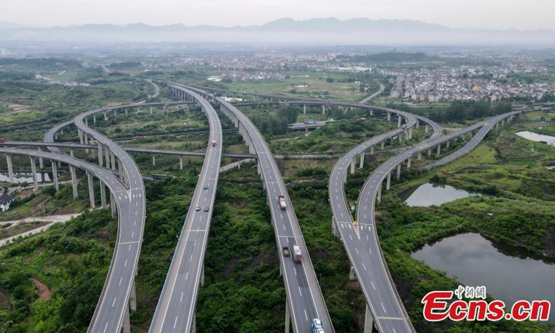 2021 年 5 月 26 日拍摄的航拍照片显示了中国东部浙江省的朱永高速怀鲁枢纽。 全长8947米，总投资4.2亿元人民币（近6600万美元）。 图片来源：中新社