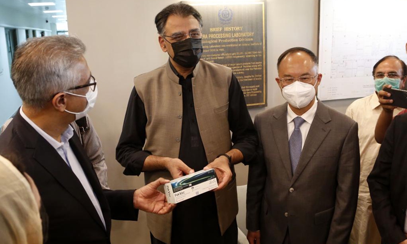 Special Assistant to the Pakistani Prime Minister on Health Faisal Sultan (1st L), Pakistan's Minister for Planning, Development and Special Initiatives Asad Umar (2nd L) and Chinese Ambassador to Pakistan Nong Rong (2nd R) show a box of locally produced Chinese CanSino COVID-19 vaccine in Islamabad, capital of Pakistan, on June 1, 2021. Pakistan launched the locally produced Chinese CanSino COVID-19 vaccine during a ceremony held on Tuesday at the country's National Institute of Health (NIH).(Photo: Xinhua)