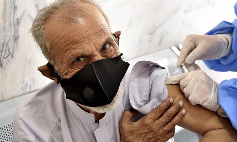 A senior citizen receives a dose of COVID-19 vaccine at a vaccination center in northwest Pakistan's Peshawar on April 7, 2021.(Photo: Xinhua)