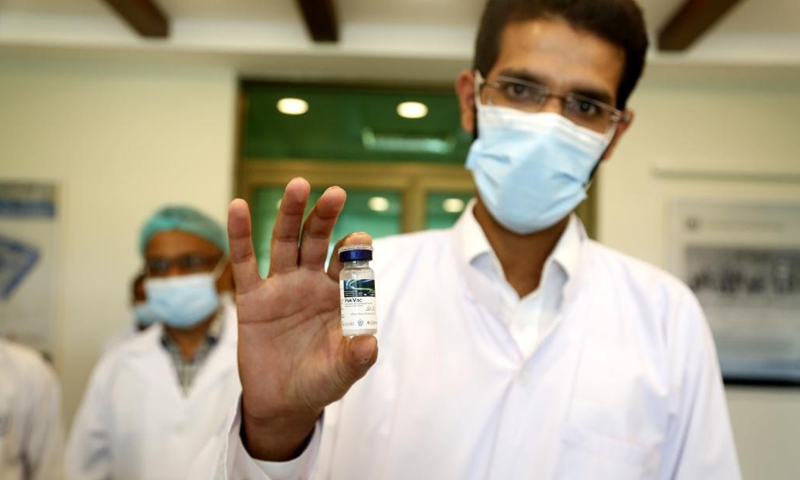 A health worker shows a vial of locally produced Chinese CanSino COVID-19 vaccine in Islamabad, capital of Pakistan on June 1, 2021. Pakistan launched the locally produced Chinese CanSino COVID-19 vaccine during a ceremony held on Tuesday at the country's National Institute of Health (NIH).(Photo: Xinhua)