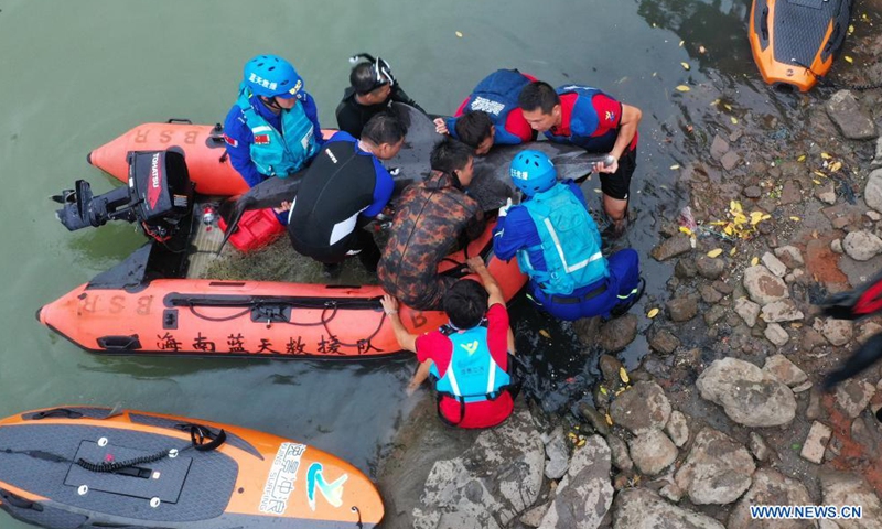 Aerial photo shows rescuers carrying an injured dolphin ashore in Haikou, capital of south China's Hainan Province, June 4, 2021. An injured dolphin found in a bay in Haikou was rescued on Friday and sent to a professional wildlife center.Photo:Xinhua