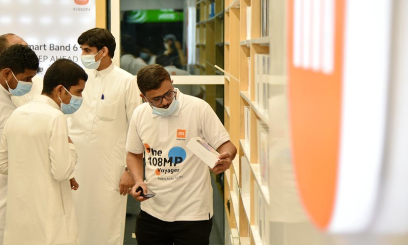 A seller introduces products to customers at the Mi-store in the Electron Commercial Center in Riyadh, Saudi Arabia, on June 4, 2021. China's tech company Xiaomi, known for its smartphones, opened its first Mi-store in Saudi Arabia on Thursday.Photo:Xinhua