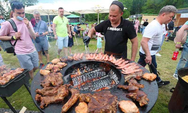 A man cooks during a city picnic festival held in Minsk, Belarus, June 6, 2021.(Photo: Xinhua)