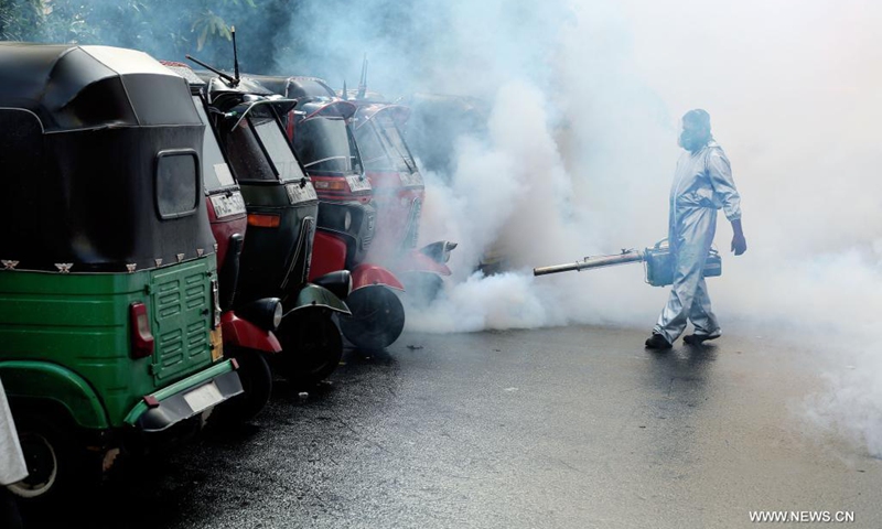 A health worker sprays chemicals during a dengue control mission in Borella, Colombo, Sri Lanka, on June 6, 2021.(Photo: Xinhua)