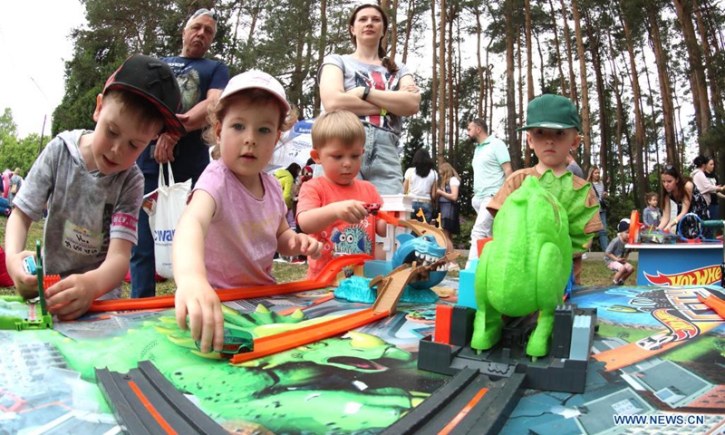 Children play with toys during a city picnic festival held in Minsk, Belarus, June 6, 2021.(Photo: Xinhua)