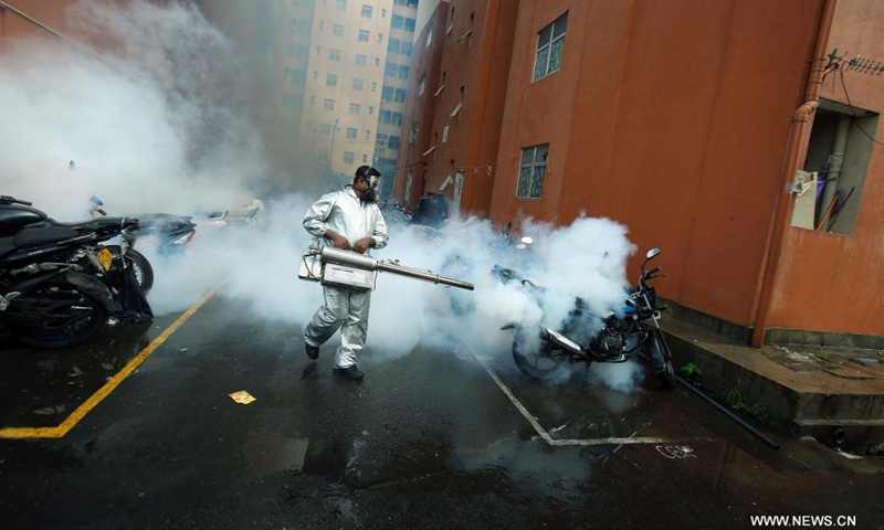 A health worker sprays chemicals during a dengue control mission in Borella, Colombo, Sri Lanka, on June 6, 2021.(Photo: Xinhua)