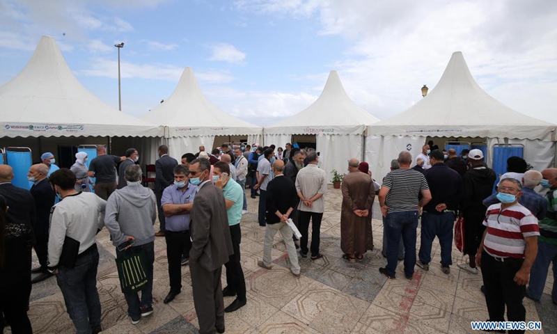 Algerians wait outside a vaccination station to receive COVID-19 vaccines in Algiers, Algeria, June 6, 2021. Algeria began to set up temporary vaccination stations on Sunday to speed up vaccination against COVID-19 in the country.(Photo: Xinhua)