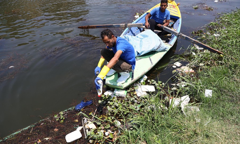VeryNile members collect garbages from the Nile River in Cairo, Egypt, June 5, 2021.(Photo: Xinhua)