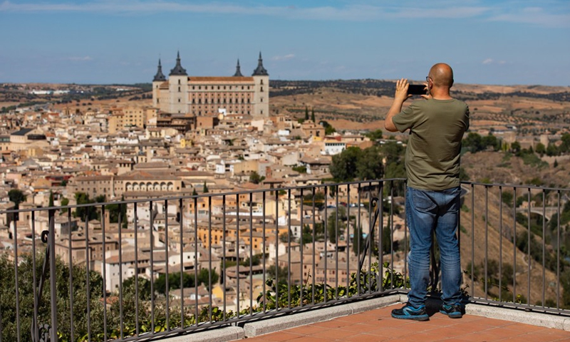 A tourist takes a photo in the old city of Toledo, Spain, Sept. 22, 2020. Tourism in Toledo has been heavily affected by the COVID-19 pandemic.(Photo: Xinhua)