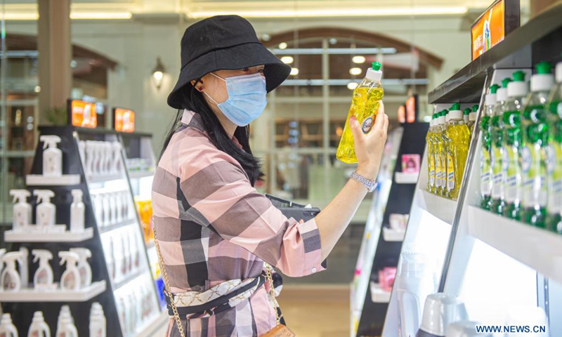 A visitor shops at the 2nd China-Central and Eastern European Countries (CEEC) Expo in Ningbo, east China's Zhejiang Province, June 8, 2021. The 2nd China-CEEC Expo opened in Ningbo on Tuesday.(Photo: Xinhua)