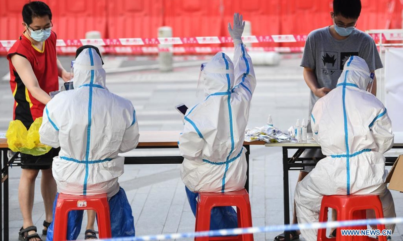 People have their information registered before COVID-19 nucleic acid testing in Liwan District of Guangzhou, south China's Guangdong Province, June 8, 2021. A new round of mass testing in high-risk areas of Baihedong Street and Zhongnan Street in Guangzhou started on Tuesday.(Photo: Xinhua)