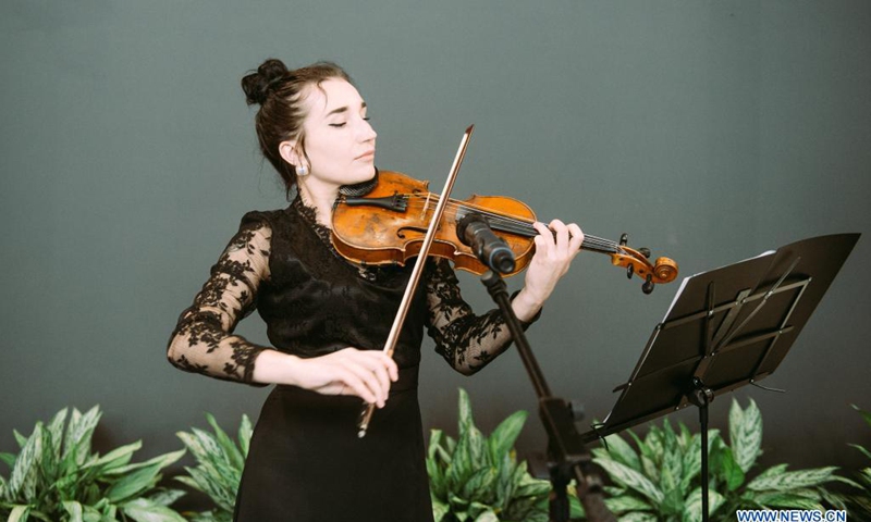 A violinist plays at the 2nd China-Central and Eastern European Countries (CEEC) Expo in Ningbo, east China's Zhejiang Province, June 8, 2021. The 2nd China-CEEC Expo opened in Ningbo on Tuesday.(Photo: Xinhua)