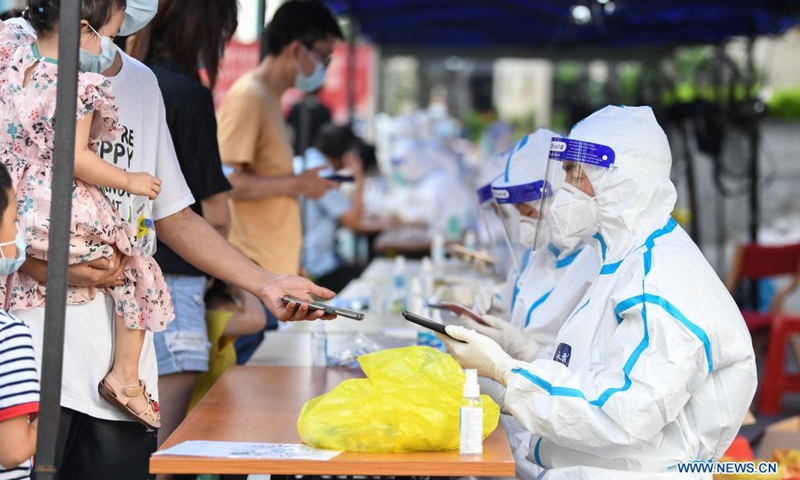 People have their information registered before COVID-19 nucleic acid testing in Liwan District of Guangzhou, south China's Guangdong Province, June 8, 2021. A new round of mass testing in high-risk areas of Baihedong Street and Zhongnan Street in Guangzhou started on Tuesday.(Photo: Xinhua)