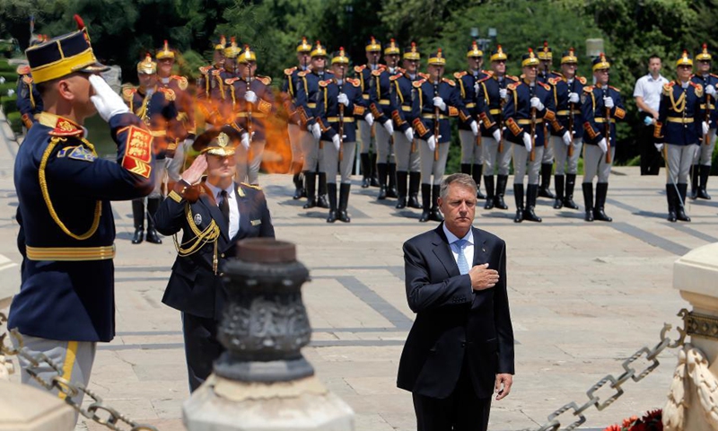 Romanian President Klaus Iohannis attends a ceremony marking the Heroes' Day at the Tomb of the Unknown Soldier in Bucharest, Romania, on June 10, 2021.  Photo: China News Service