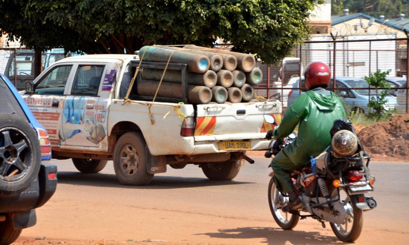 A truck carries refilled oxygen cylinders in Kampala, Uganda, June 13, 2021. The Ugandan army has started producing oxygen for state-run hospitals to ease burden of the existing plants as COVID-19 cases keep rising, an army spokesperson said Sunday.(Photo: Xinhua)