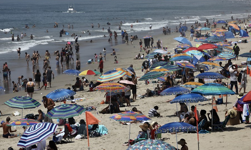 People are seen on the Santa Monica Beach, Los Angeles County, the United States, Aug. 15, 2020.(Photo: Xinhua)