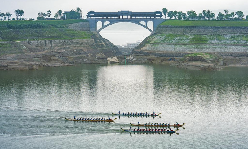 People participate in a dragon boat race to celebrate the Dragon Boat Festival in Zigui County, central China's Hubei Province, June 14, 2021. China celebrated the Dragon Boat Festival on Monday to commemorate Qu Yuan, a patriotic poet from the Warring States Period (475-221 BC) believed to have been born in Zigui County.(Photo: Xinhua)