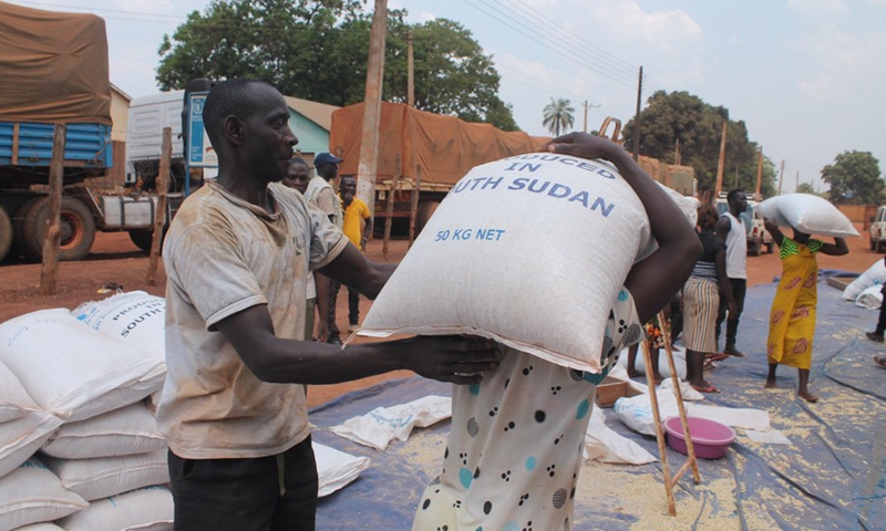 Labourers carry maize bags at a United Nations World Food Program (WFP) warehouse in Yambio, South Sudan, March 5, 2020.(Photo: Xinhua)