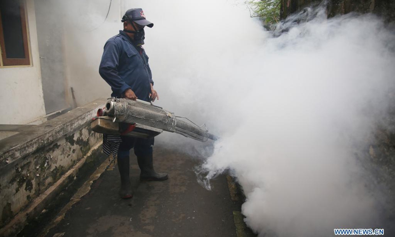 A worker sprays anti-mosquito fog in Cakung, Jakarta, Indonesia, June 15, 2021.(Photo: Xinhua)