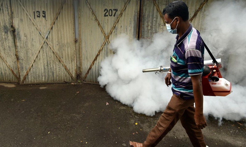 A worker sprays anti-mosquito fog in Dhaka, Bangladesh, on June 15, 2021. Authorities in Dhaka have launched a mosquito eradication drive as dengue season begins here with June's monsoon rains.(Photo: Xinhua)