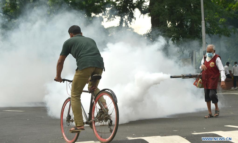 A worker sprays anti-mosquito fog in Dhaka, Bangladesh, on June 15, 2021. Authorities in Dhaka have launched a mosquito eradication drive as dengue season begins here with June's monsoon rains.(Photo: Xinhua)