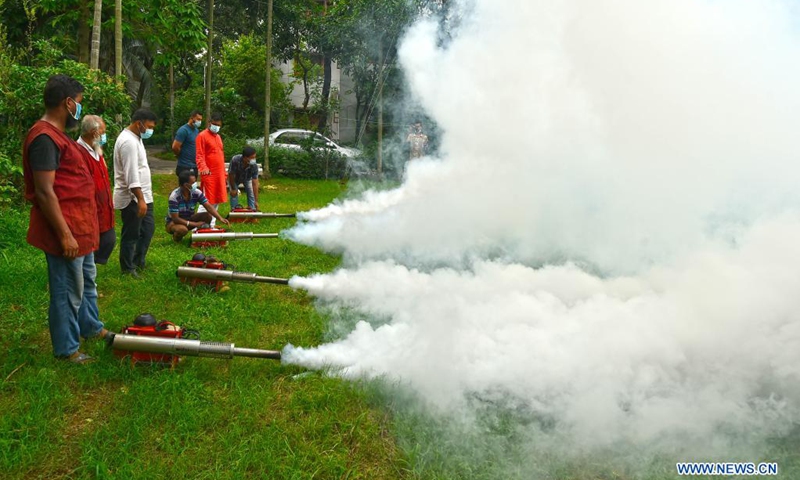 Workers spray anti-mosquito fog in Dhaka, Bangladesh, on June 15, 2021. Authorities in Dhaka have launched a mosquito eradication drive as dengue season begins here with June's monsoon rains.(Photo: Xinhua)
