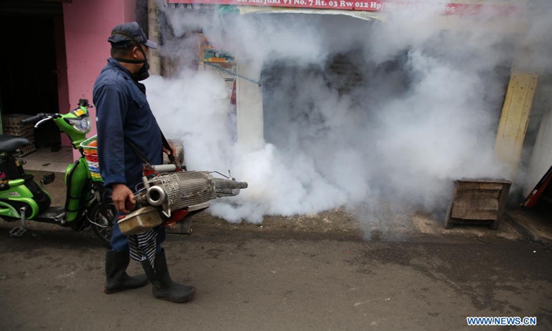 A worker sprays anti-mosquito fog in Cakung, Jakarta, Indonesia, June 15, 2021.(Photo: Xinhua)