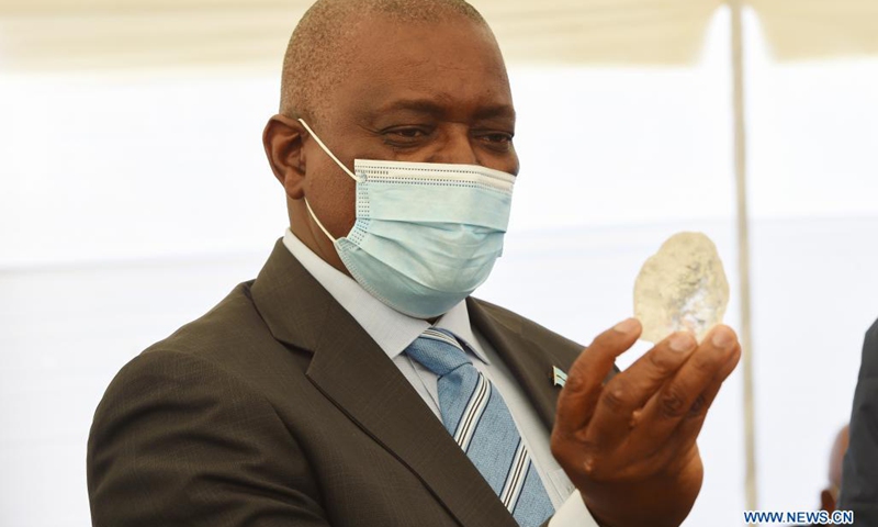 otswana President Mokgweetsi Masisi looks at the 1,098.30-carat diamond discovered by the Debswana Diamond Company in Gaborone, Botswana, on June 16, 2021. The Debswana Diamond Company on Wednesday presented a 1,098.30-carat diamond to Botswana President Mokgweetsi Masisi and the Cabinet in Gaborone, capital of Botswana. (Photo: Xinhua)