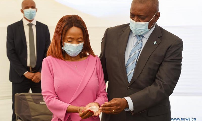 Botswana President Mokgweetsi Masisi (R) and First Lady Neo Masisi hold the 1,098.30-carat diamond discovered by the Debswana Diamond Company in Gaborone, Botswana, on June 16, 2021. (Photo: Xinhua)