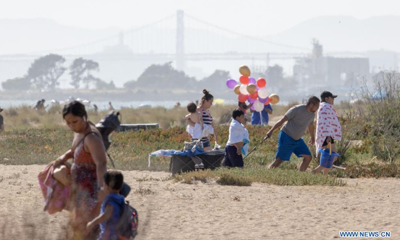People cool themselves at the beach in Alameda County, California, the United States, June 18, 2021. From California and Arizona to Utah, Montana and Idaho, an intensive heat wave hit the U.S. West this week, creating a series of new record-high temperatures in many places. Photo:Xinhua