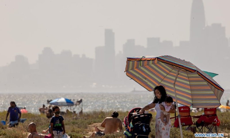 People cool themselves at the beach in Alameda County, California, the United States, June 18, 2021. From California and Arizona to Utah, Montana and Idaho, an intensive heat wave hit the U.S. West this week, creating a series of new record-high temperatures in many places. Photo:Xinhua