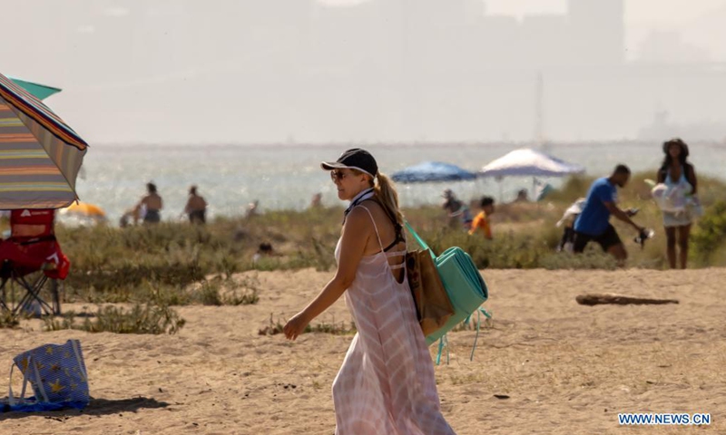 People cool themselves at the beach in Alameda County, California, the United States, June 18, 2021. From California and Arizona to Utah, Montana and Idaho, an intensive heat wave hit the U.S. West this week, creating a series of new record-high temperatures in many places.Photo:Xinhua