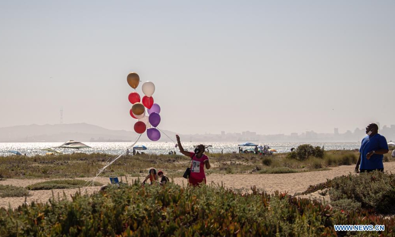 People cool themselves at the beach in Alameda County, California, the United States, June 18, 2021. From California and Arizona to Utah, Montana and Idaho, an intensive heat wave hit the U.S. West this week, creating a series of new record-high temperatures in many places. Photo:Xinhua