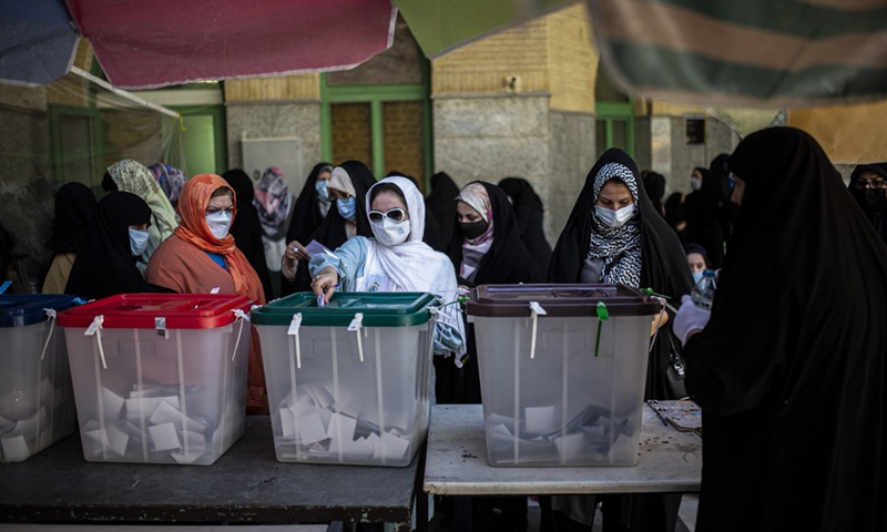 A voter casts her ballot at a polling station in Tehran, Iran, on June 18, 2021.(Photo: Xinhua)