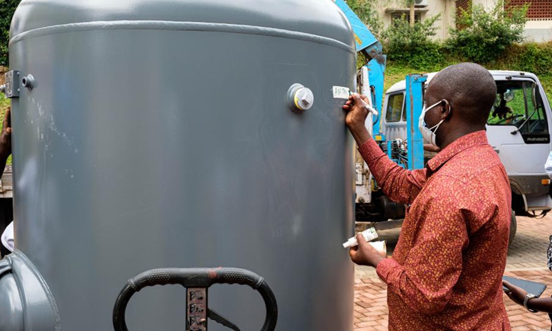 A medical officer marks an air tank during the installation of the new oxygen plant at Mulago Referral hospital in Kampala, Uganda, June 18, 2021.(Photo: Xinhua)