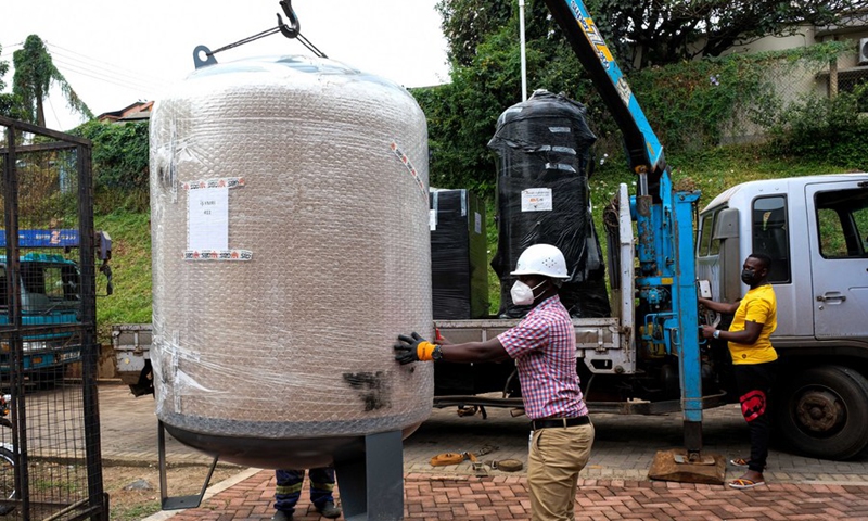 New air tank are being unloaded from the truck during the installation of the new oxygen plant at Mulago Referral hospital in Kampala, Uganda, June 18, 2021.(Photo: Xinhua)