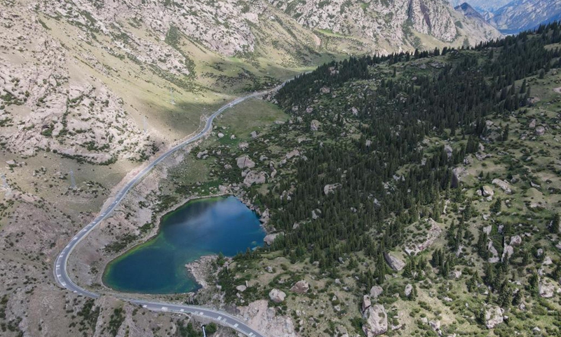 Aerial photo taken on June 20, 2021 shows the scenery along Duku Highway in northwest China's Xinjiang Uygur Autonomous Region. Duku Highway, deemed one of China's most beautiful roads, recently opened to tourists after completing its yearly hibernation. The 560-km highway, connecting Dushanzi in the northern area of Xinjiang Uygur Autonomous Region and Kuqa County in the south, runs through various landscapes including glaciers, forests, and grasslands.(Photo: Xinhua)
